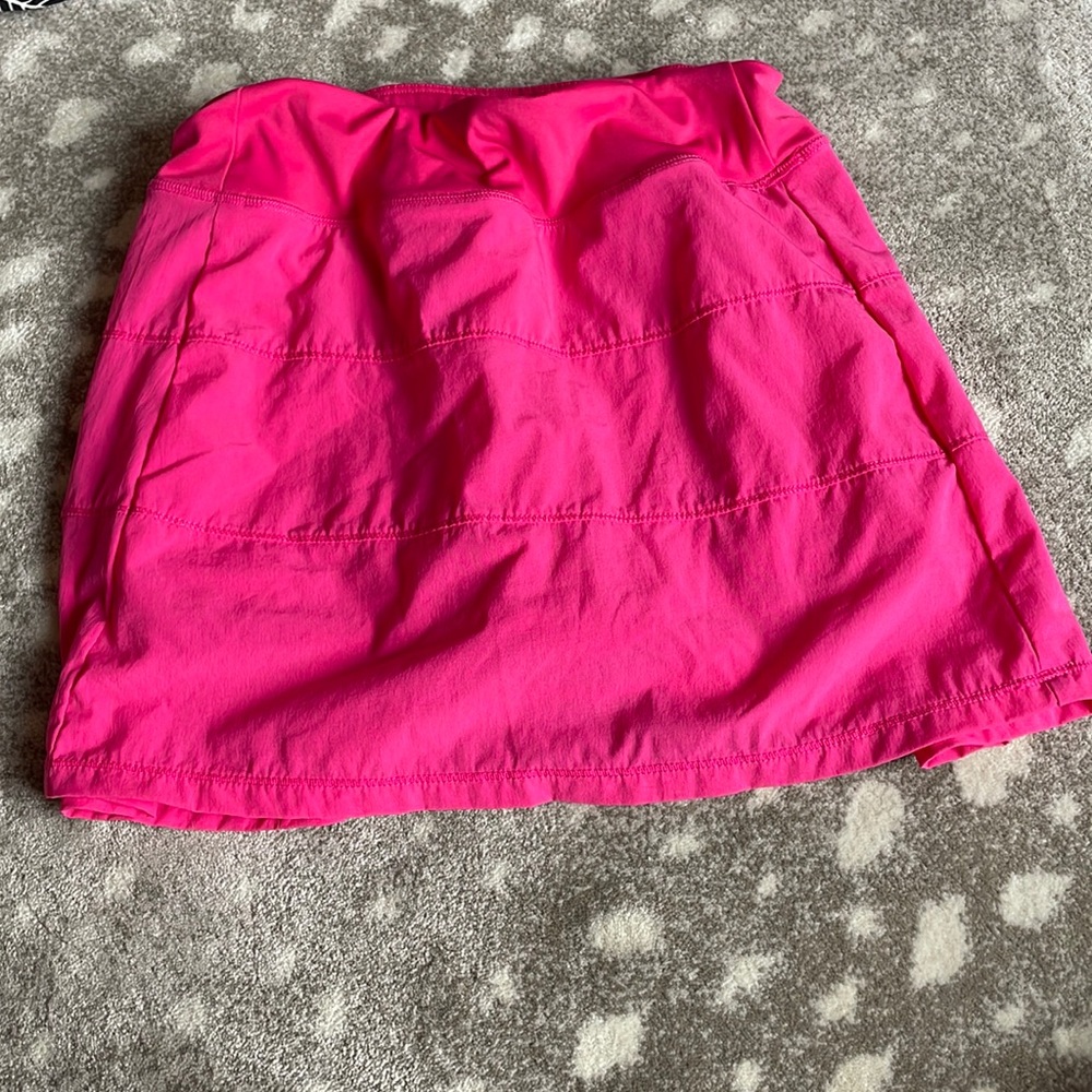 I am selling this tennis skirt from Amazon. The size is a xs. The color is pink.